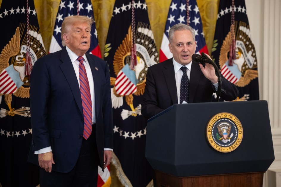 O czar de criptomoedas da Casa Branca, David Sacks (à dir.), discursa enquanto o presidente dos EUA, Donald Trump, observa, durante cerimônia de sanção de uma lei sobre criptomoedas, no Salão Leste da Casa Branca, em Washington