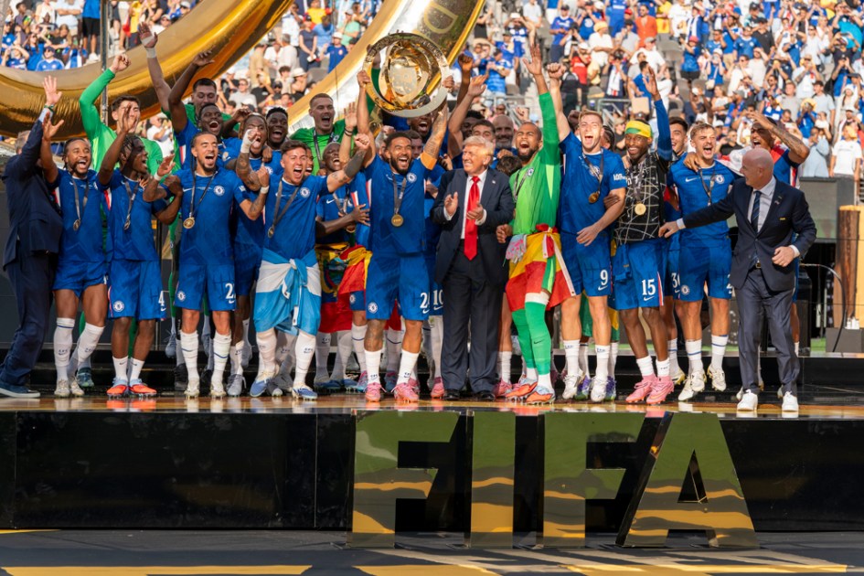 Reece James (c), do Chelsea, ergue o troféu de campeão do Mundial de Clubes ao lado do presidente dos Estados Unidos, Donald Trump