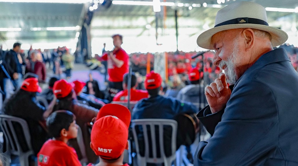 Lula diz que ações do MST não são ilegais e agradece sem-terra por vigília durante prisão em Curitiba