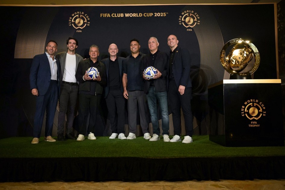 O presidente da Fifa, Gianni Infantino (c), posa para foto ao lado dos ex-jogadores (da esq. para a dir.) Alessandro Del Piero (Itália), Kaká (Brasil), Roberto Baggio (Itália), Ronaldo (Brasil), Hristo Stoichkov (Bulgária) e Esteban Cambiasso (Argentina), ao lado do troféu do Mundial de Clubes da Fifa