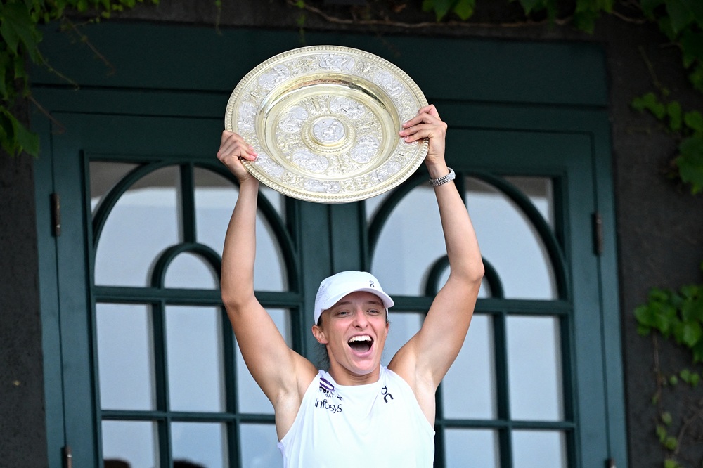 Swiatek arrasa Anisimova com duplo 6/0 e conquista Wimbledon