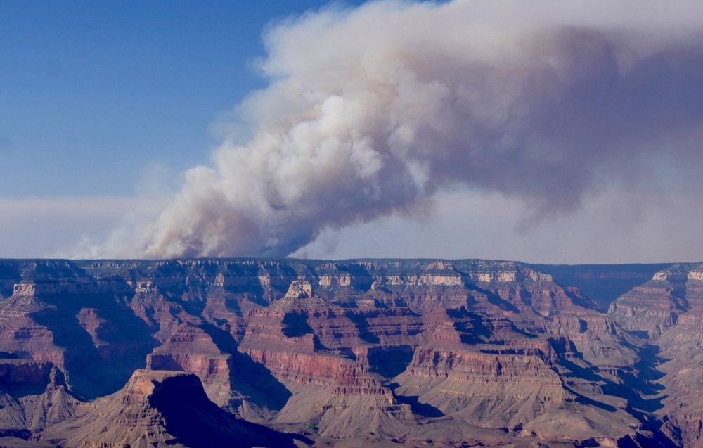 Incêndio florestal avança no Grand Canyon e destrói monumento histórico dos EUA