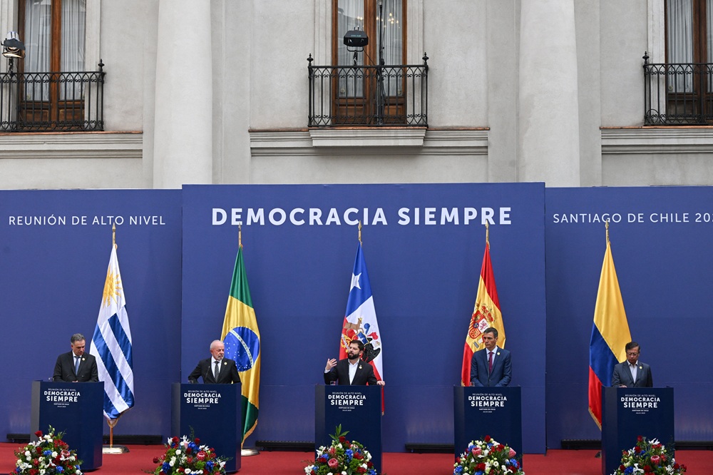 Lula diz, no Chile, que é preciso lutar contra o ‘extremismo que tenta reeditar práticas intervencionistas’