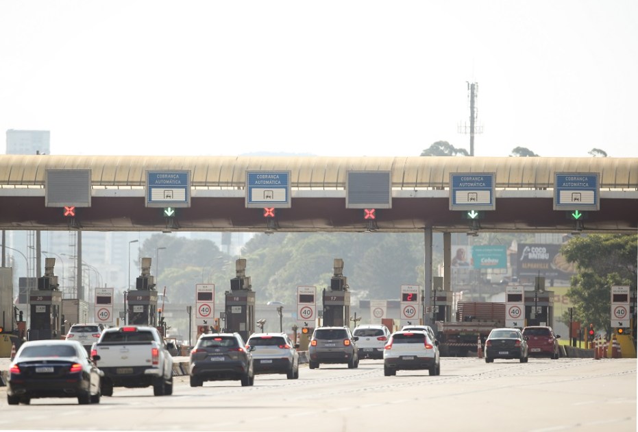 Carros passando por pedágio em estrada de São Paulo