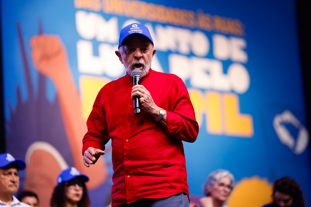 Lula chama Bolsonaro e filhos de ‘traidores’ e diz que família deve deixar o Brasil ‘viver em paz’