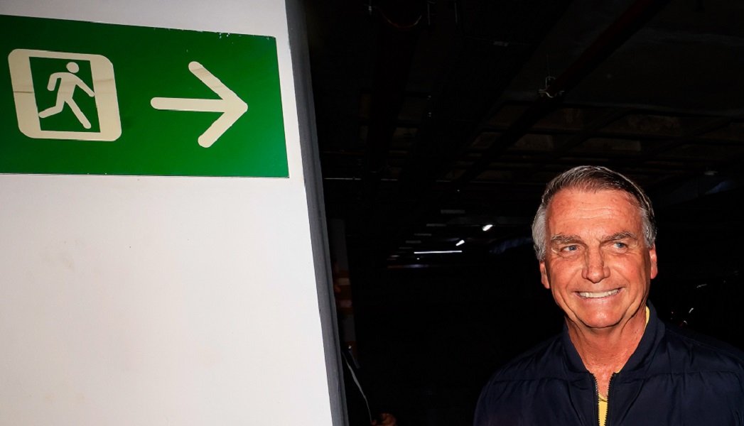 Bolsonaro coloca tornozeleira eletrônica por ordem do Supremo Tribunal Federal