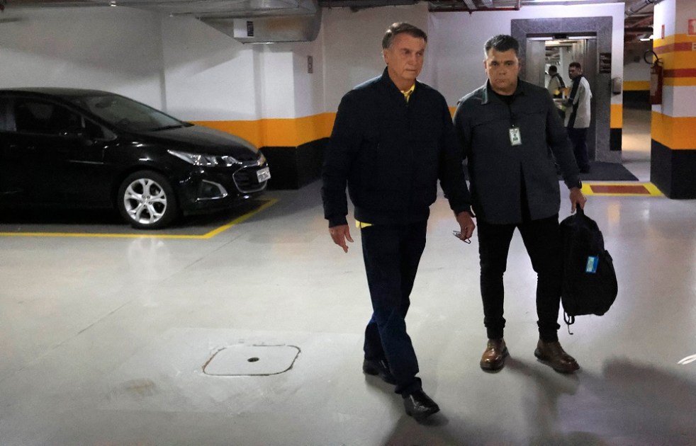 O ex-presidente da República, Jair Messias Bolsonaro, deixa a garagem do PL, em Brasília