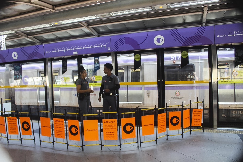 Após morte de passageiro, ViaMobilidade conclui instalação de barreiras nas portas de plataforma da Linha 5-Lilás