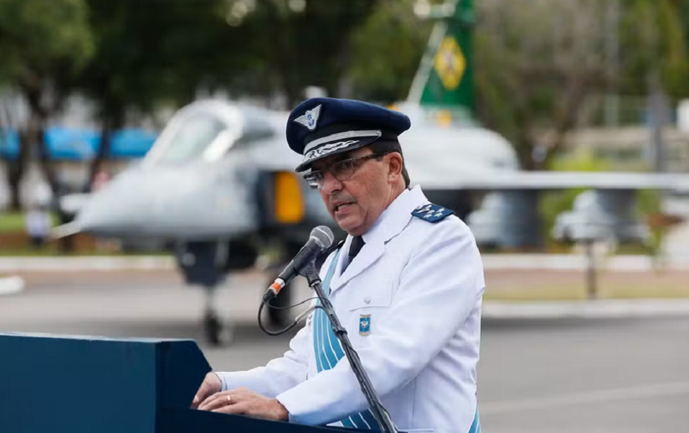 ‘Leviandade’, diz ex-comandante da FAB acusado por Flávio de pedir votos para Lula