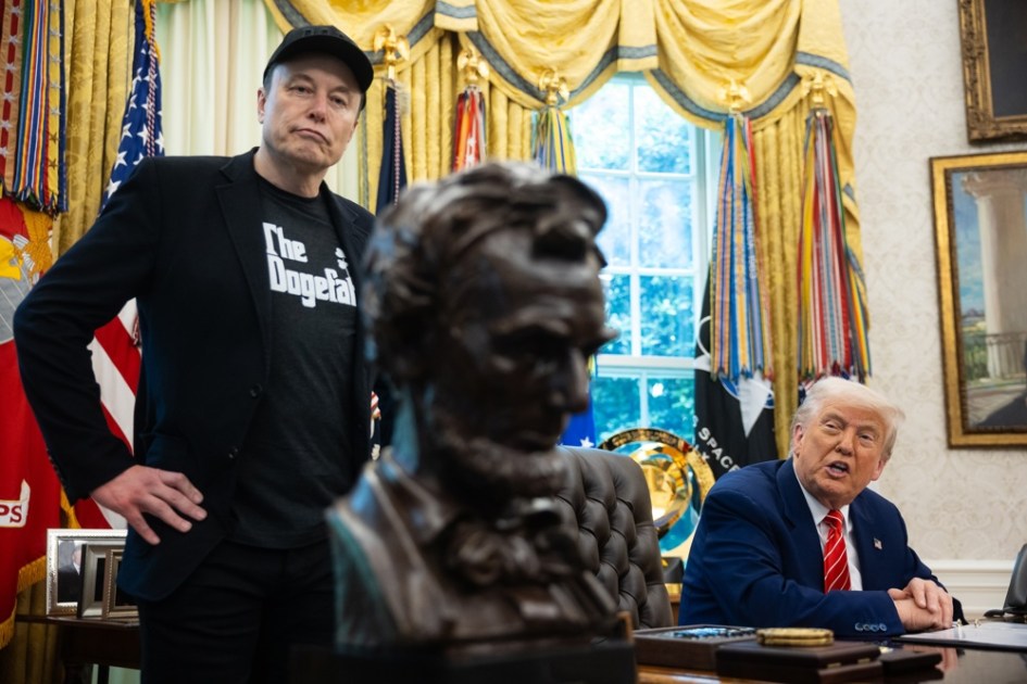 O presidente dos EUA, Donald Trump (dir.), e Elon Musk participam de coletiva no Salão Oval da Casa Branca, em Washington, DC