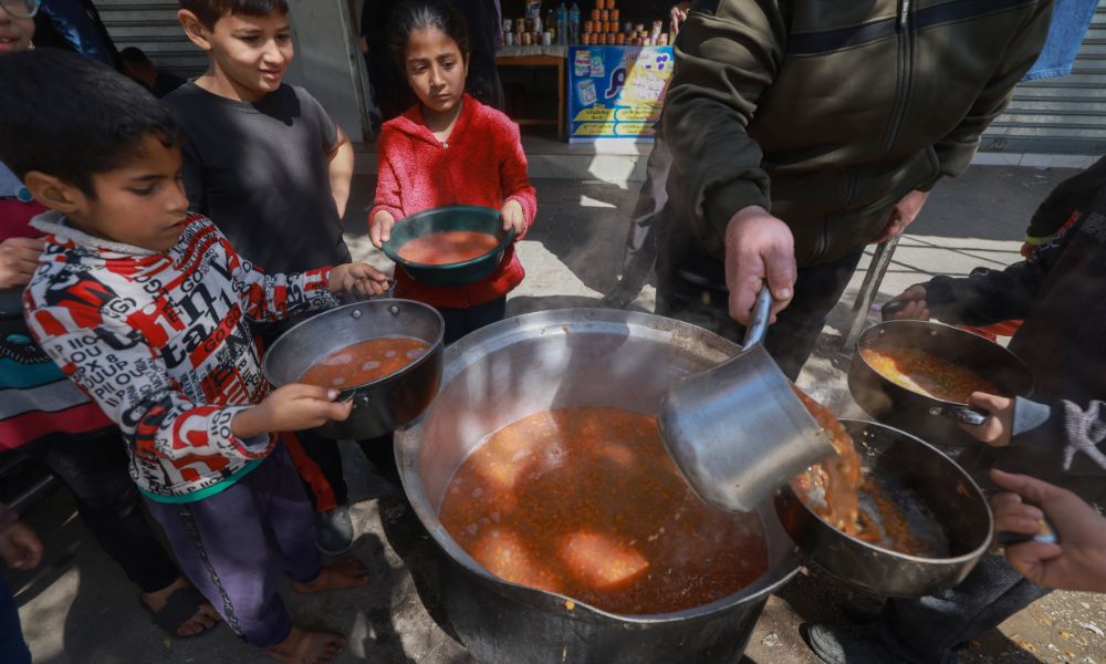 Israel autoriza lançamentos de ajuda e envia comida por paraquedas à Gaza, onde crise por fome se agrava