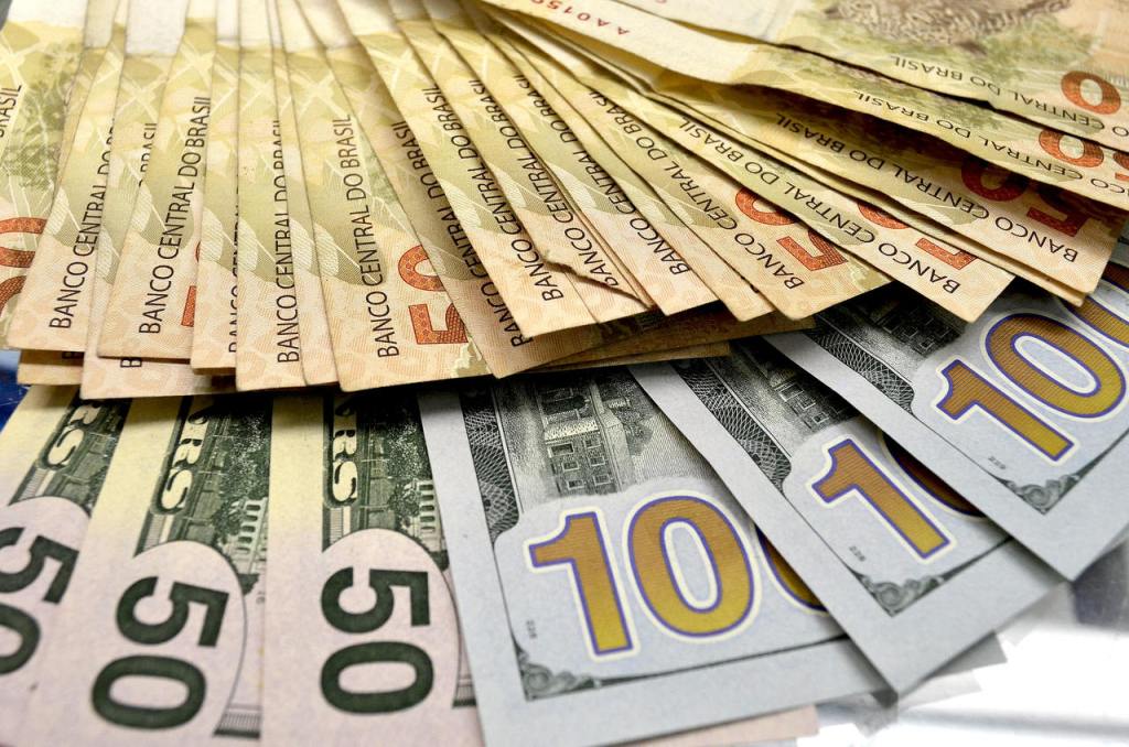 Dólar cai 0,75% e fecha a R$ 5,42, menor patamar desde agosto