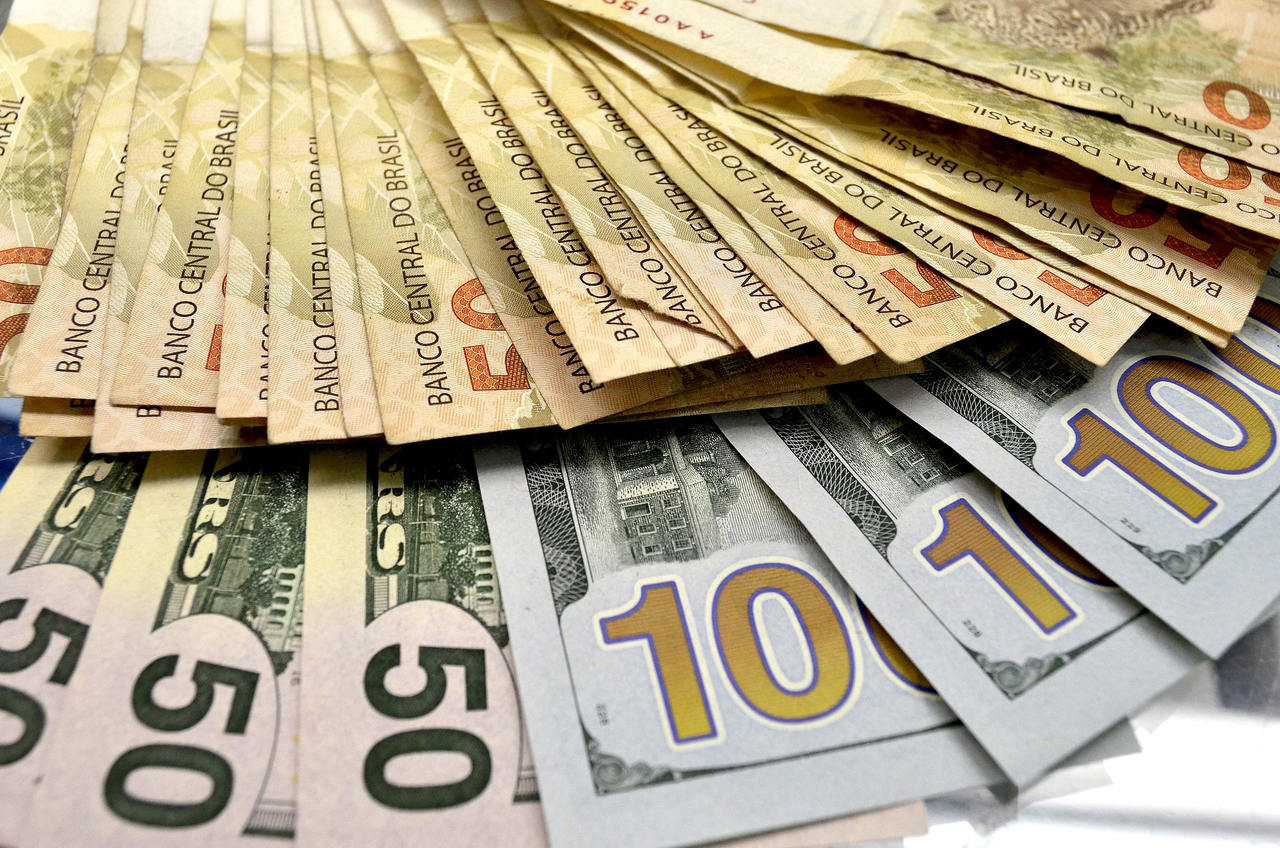 Dólar cai 0,75% e fecha a R$ 5,42, menor patamar desde agosto