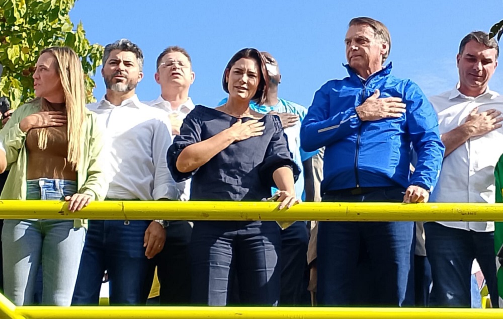 Bolsonaro participa de motociata com tornozeleira em Brasília, mas evita andar de moto