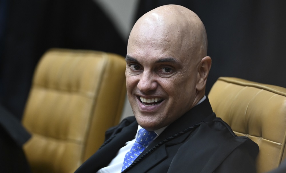 Moraes ordena que Banco Central rastreie transferências por Pix feitas para Carla Zambelli