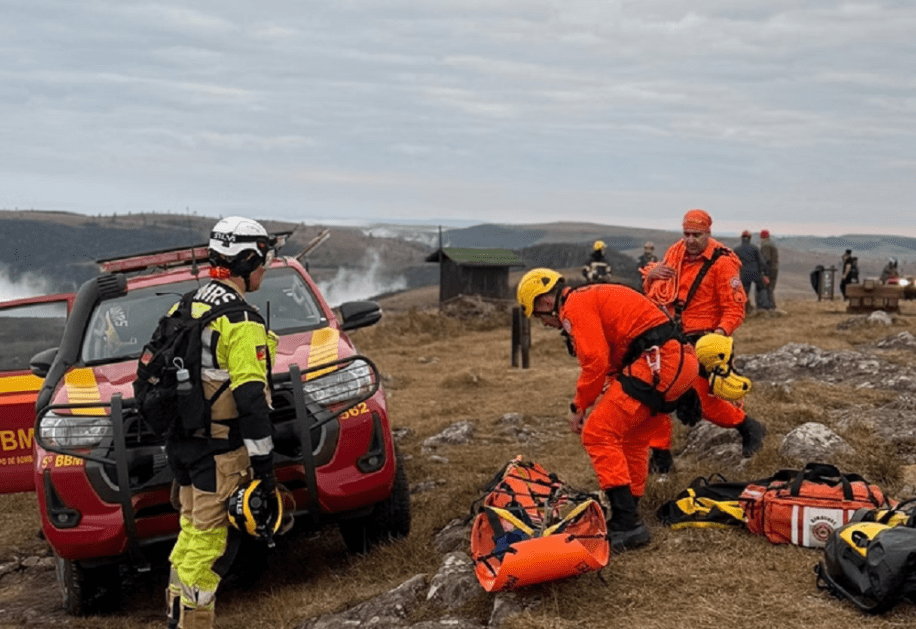 Bombeiros trabalham no resgate de Bianca Bernardon Zanella após queda no Cânion Fortaleza
