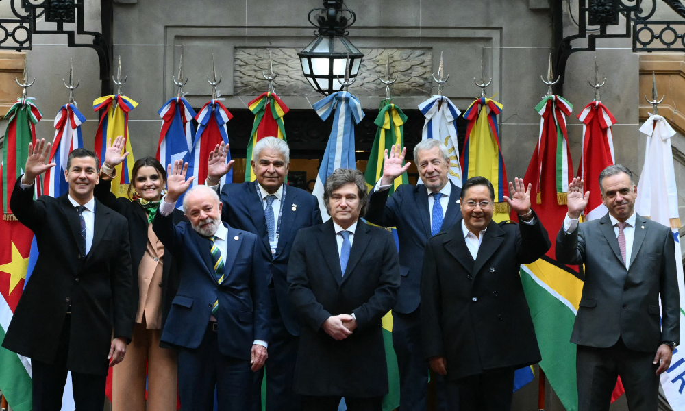 A vice-presidente do Equador, Maria José Pinto, o presidente do Panamá, José Raúl Mulino, e o ministro das Relações Exteriores do Chile, Alberto van Klaveren; (da esquerda para a direita, na frente) o presidente do Paraguai, Santiago Pena, o presidente do Brasil, Luiz Inácio Lula da Silva, o presidente da Argentina, Javier Milei, o presidente da Bolívia, Luis Arce Catacora, e o presidente do Uruguai, Yamandu Orsi, acenam enquanto posam para a foto de família durante a 66ª Cúpula de Líderes do Mercosul e Estados Associados, no Palácio de San Martín, em Buenos Aires, em 3 de julho de 2025. O destino de um acordo comercial histórico com a União Europeia, que a França tenta bloquear, pairava sobre uma reunião do bloco sul-americano do Mercosul. Em dezembro, Bruxelas chegou a um acordo com os membros fundadores do Mercosul para criar uma zona de livre comércio com cerca de 700 milhões de consumidores, embora ainda precise ser ratificada pelos Estados-membros da UE. (Foto de Luis ROBAYO / AFP) Conteúdo relacionado