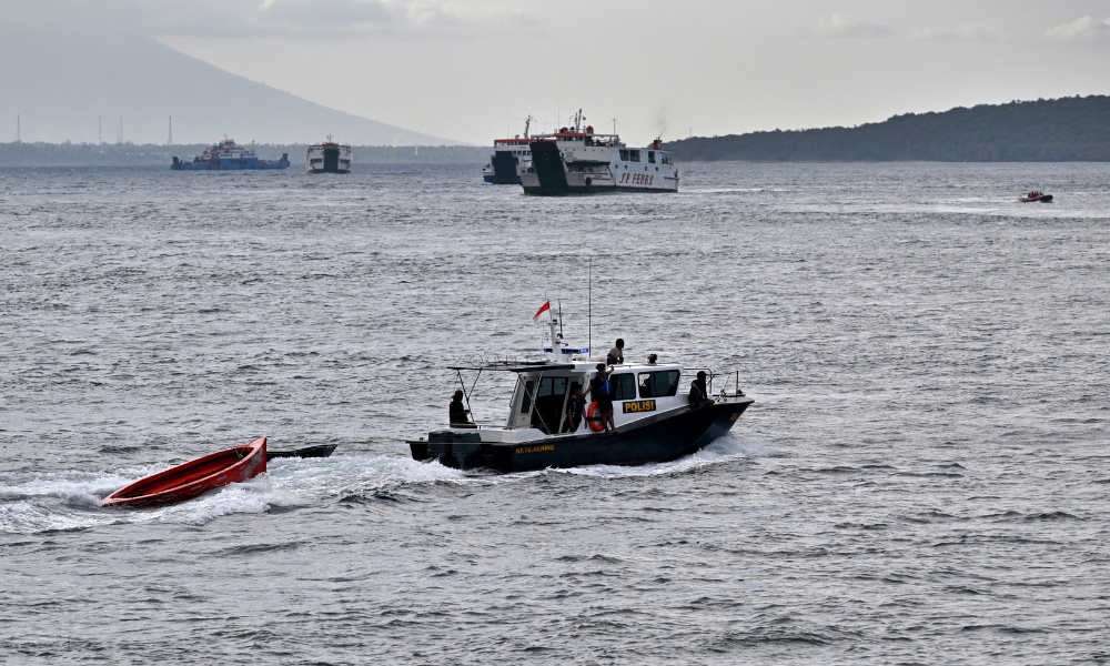 Equipes de resgate encontram um bote salva-vidas durante buscas por vítimas desaparecidas de um acidente de balsa nas águas do Estreito de Bali, perto de Jembrana, na Ilha de Bali, em 4 de julho de 2025. Centenas de equipes de resgate indonésias ampliaram suas buscas por dezenas de pessoas desaparecidas em 4 de julho, após uma balsa afundar em mar agitado a caminho da ilha turística de Bali, com seis corpos recuperados. (Foto de SONNY TUMBELAKA / AFP)