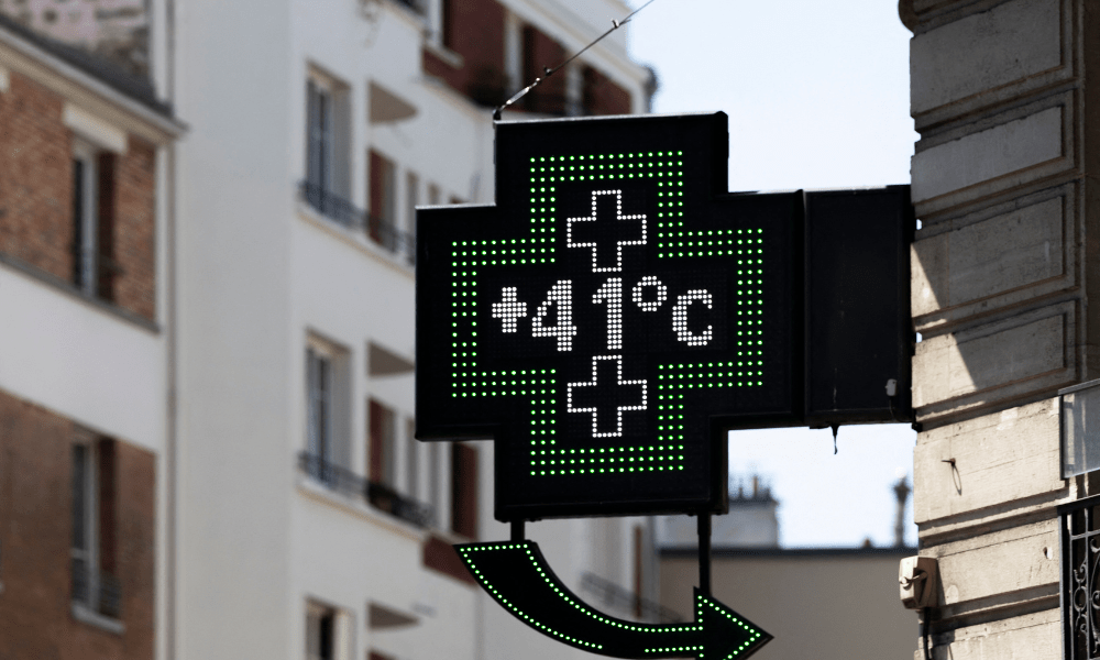 Esta fotografia mostra uma placa de farmácia indicando uma temperatura de 41 graus Celsius no centro de Paris, já que as temperaturas na França devem atingir um pico hoje, de acordo com a agência meteorológica Meteo France, com algumas áreas previstas para ultrapassar 40 graus Celsius (104 graus Fahrenheit), em 1º de julho de 2025. Cientistas afirmam que as mudanças climáticas induzidas pelo homem estão tornando essas ondas de calor mais intensas, frequentes e generalizadas. Paris enfrentava seu primeiro alerta vermelho em cinco anos, com autoridades locais autorizadas a limitar ou proibir eventos esportivos, festivais e passeios escolares para crianças. As autoridades disseram que o alerta seria estendido até 2 de julho. (Foto de Sébastien DUPUY / AFP)