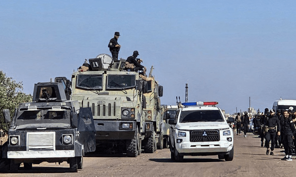 Esta foto divulgada pela Agência de Notícias Árabe Síria (SANA) mostra o exército e as forças de segurança sírios mobilizados em Sweida, no sul da Síria, em 14 de julho de 2025, após confrontos entre tribos beduínas e combatentes locais na cidade predominantemente drusa, que deixaram 37 mortos, de acordo com o Observatório Sírio para os Direitos Humanos, um órgão de monitoramento da guerra. (Foto de SANA/AFP) / == USO RESTRITO AO EDITORIAL - CRÉDITO OBRIGATÓRIO "AFP PHOTO/HO/SANA" - SEM MARKETING, SEM CAMPANHAS PUBLICITÁRIAS - DISTRIBUÍDO COMO UM SERVIÇO AOS CLIENTES ==