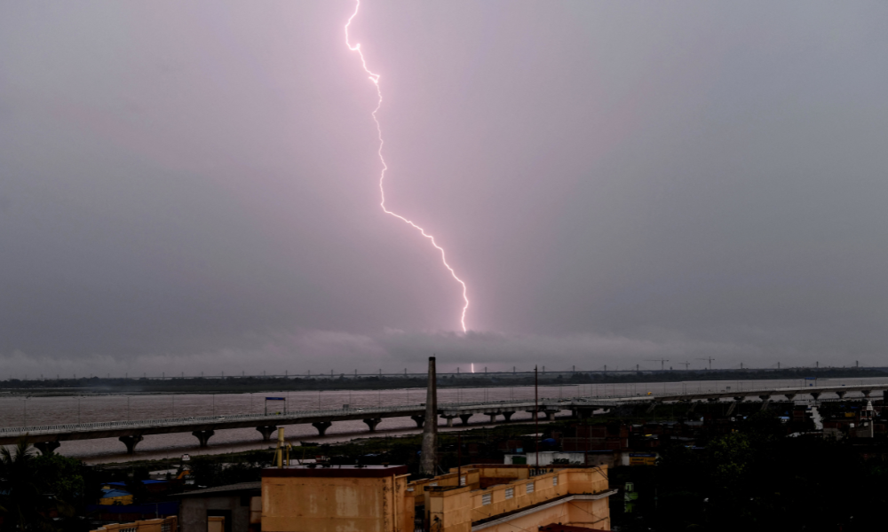Raios caem sobre o céu cinzento durante as monções em Patna, no estado indiano de Bihar, em 16 de julho de 2025. Raios durante tempestades de monções no leste da Índia esta semana mataram pelo menos 33 pessoas e feriram dezenas, disseram autoridades em 18 de julho. (Foto de Sachin KUMAR / AFP)