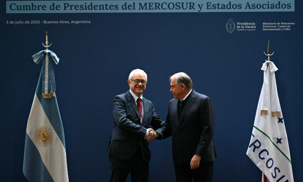 O Ministro das Relações Exteriores da Argentina, Gerardo Werthein (à direita), cumprimenta o Ministro das Relações Exteriores do Uruguai, Mario Lubetkin, na chegada à Reunião Ordinária do Conselho do Mercado Comum (CMC), no Palácio de San Martín, em Buenos Aires, em 2 de julho de 2025, no âmbito da 66ª Cúpula de Líderes do Mercosul e Estados Associados. Os líderes do bloco sul-americano do Mercosul realizarão dois dias de negociações em Buenos Aires, com foco em um acordo comercial de grande porte com a União Europeia, que está sendo bloqueado pela França. (Foto de Luis ROBAYO / AFP)