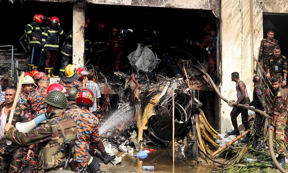 IMAGEM DE PRINCIPALIDADE - O corpo de bombeiros e a equipe de segurança de Bangladesh realizam uma operação de busca e salvamento após um jato de treinamento da Força Aérea ter caído em uma escola em Daca, em 21 de julho de 2025. Pelo menos 16 pessoas, a maioria estudantes, morreram em 21 de julho, quando um avião de treinamento da Força Aérea de Bangladesh caiu em um campus escolar na capital, Daca, informou o governo. (Foto de Abdul Goni / AFP)