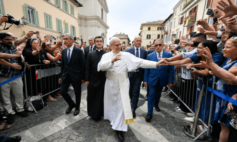 Esta foto, tirada e distribuída em 13 de junho de 2025 pela Vatican Media, mostra o Papa Leão XIV caminhando e encontrando-se com os fiéis no final da missa em Castel Gandolfo, perto de Roma.