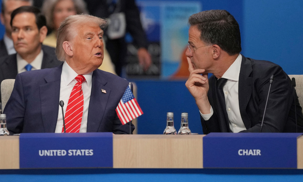 O presidente dos EUA, Donald Trump (E), fala com o secretário-geral da OTAN, Mark Rutte, em uma reunião plenária do Conselho do Atlântico Norte durante a cúpula da Organização do Tratado do Atlântico Norte (OTAN) em Haia, em 25 de junho de 2025. (Foto de Kin Cheung / POOL / AFP)