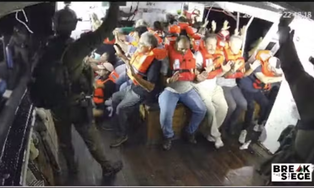 Tripulantes do navio Handala rendidos por soldados israelenses perto da costa da Faixa de Gaza — Foto: Freedom Flotilla Coalition