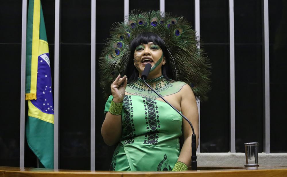 Confusão entre Kim Kataguiri e Célia Xakriabá marca aprovação de projeto sobre licenciamento ambiental na Câmara