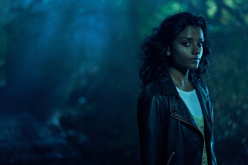 Simone Ashley na série A Irmã, de 2020