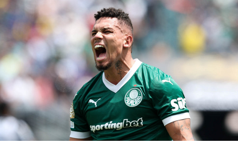 O jogador Paulinho, da SE Palmeiras, comemora seu gol contra a equipe do Botafogo FR, durante partida válida pela oitava de final, da Copa do Mundo de Clubes da FIFA