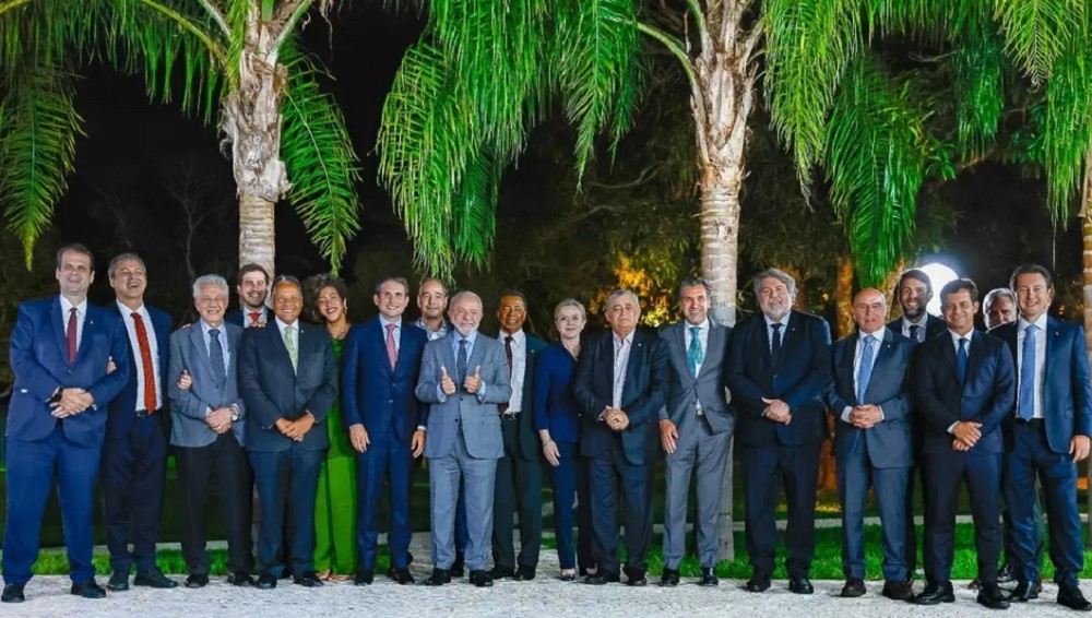 Lula ao lado de Hugo Motta, presidente da Câmara, e líderes partidários em encontro que ocorreu na noite desta quarta (23) em Brasília
