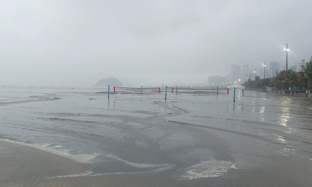 Vista da orla de Santos, no litoral sul paulista, em quinta-feira de céu nublado e chuva.