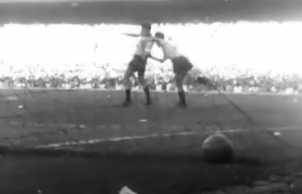 Imagem da TV mostra uruguaios comemorando o gol do título sobre o Brasil na Copa do Mundo de 1950