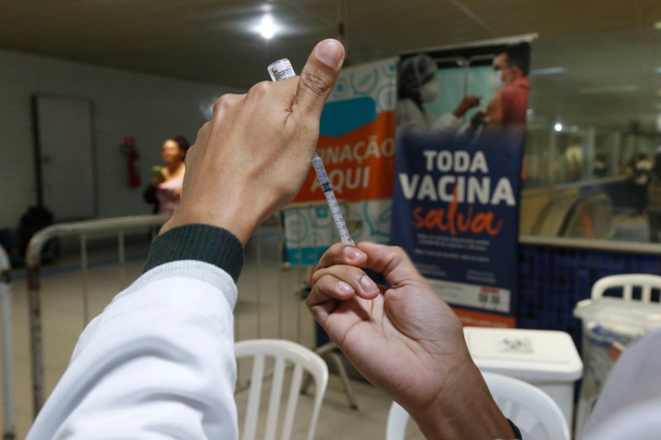 A Secretaria Municipal da Saúde (SMS), por meio do Programa Municipal de Imunizações (PMI), realiza as ações de vacinação extramuro contra Covid-19 e influenza, vírus causador da gripe