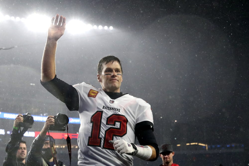 Tom Brady é homenageado pelos Patriots com estátua e provoca rivais: ‘Vão jogar cerveja’