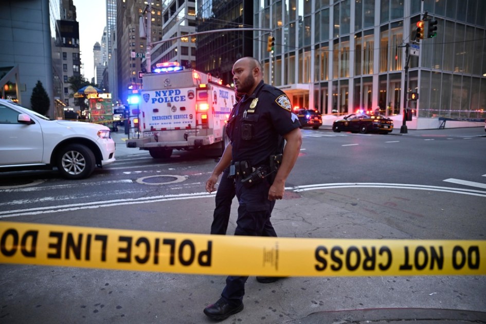 Agentes da polícia da cidade de Nova York respondem a um incidente com um atirador ativo no centro da cidade nesta segunda-feira