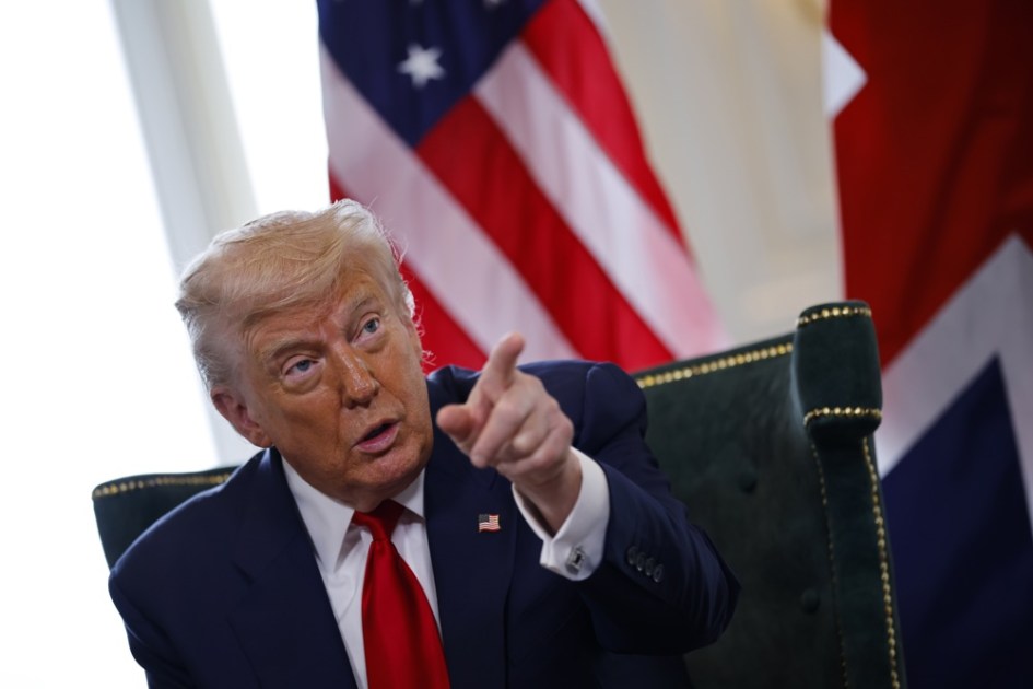 TURNBERRY (Reino Unido), 28/07/2025. - O presidente dos EUA, Donald J. Trump, gesticula durante uma reunião com o primeiro-ministro britânico no resort de golfe Trump Turnberry, em Turnberry, Escócia, Grã-Bretanha, em 28 de julho de 2025. O presidente Trump está em viagem particular à Escócia para visitar seus campos de golfe. (Reino Unido) EFE/EPA/TOLGA AKMEN / POOL