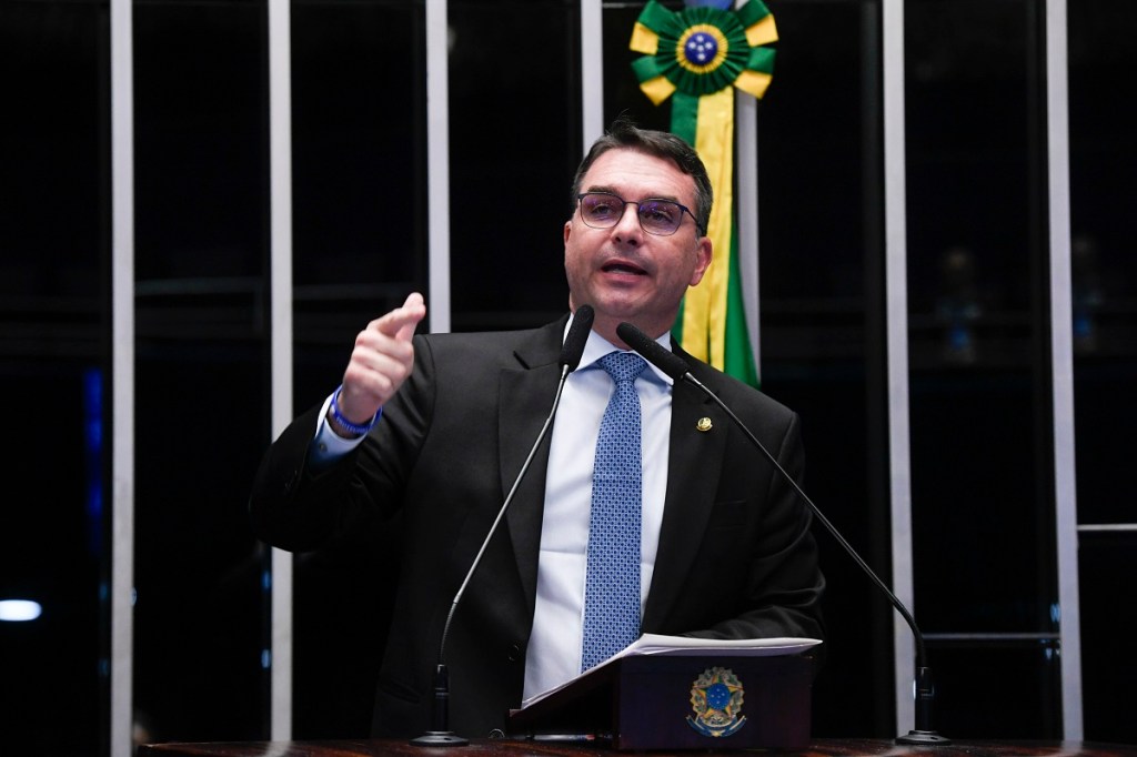Flávio Bolsonaro pede impeachment de Alexandre de Moraes e critica ações judiciais