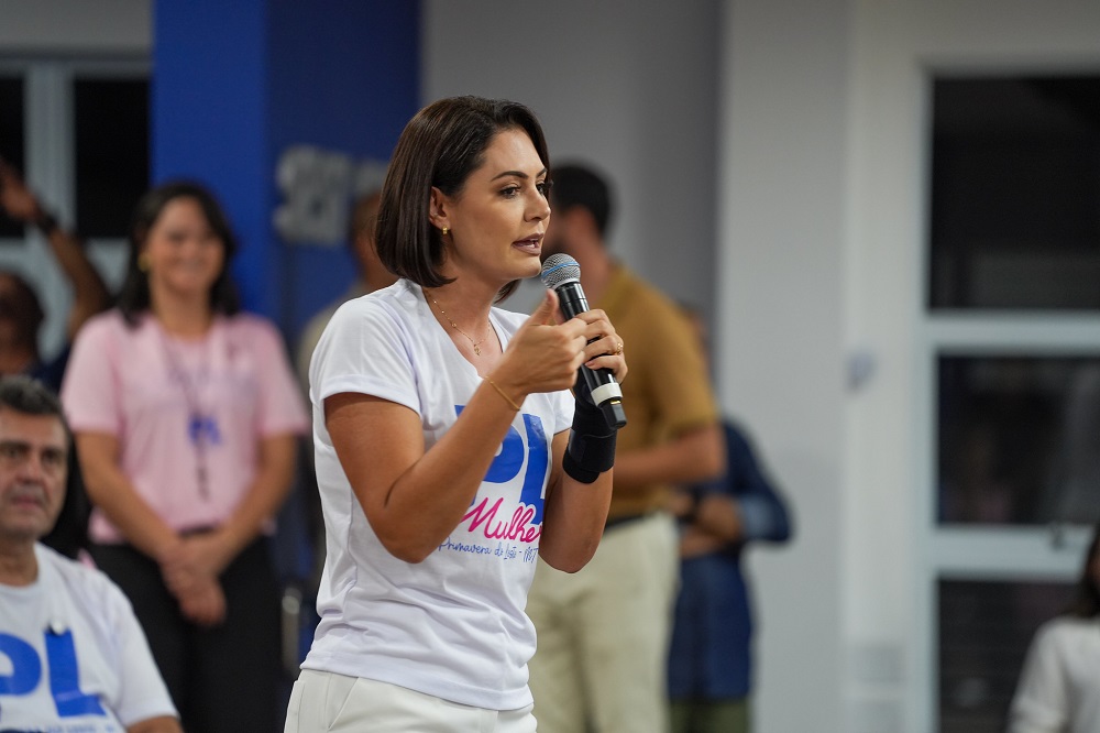Michelle fala em ‘perseguição’ e ‘humilhação’ após PF passar a monitorar Bolsonaro integralmente