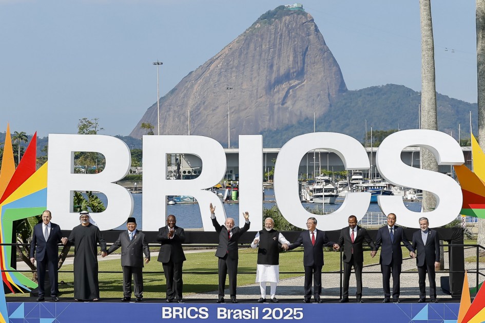 06.07.2025 - Fotografia de família dos Chefes de Estado e de Governo dos países-membros do BRICS 06.07.2025 - Presidente da República, Luiz Inácio Lula da Silva, posa para Fotografia de família dos Chefes de Estado e de Governo dos países-membros do BRICS, no Museu de Arte Moderna (MAM). Rio de Janeiro - RJ. Foto: Ricardo Stuckert / PR- Fotografia de família dos Chefes de Estado e de Governo dos países-membros do BRICS 06.07.2025 - Presidente da República, Luiz Inácio Lula da Silva, posa para Fotografia de família dos Chefes de Estado e de Governo dos países-membros do BRICS, no Museu de Arte Moderna (MAM). Rio de Janeiro - RJ. Foto: Ricardo Stuckert / PR