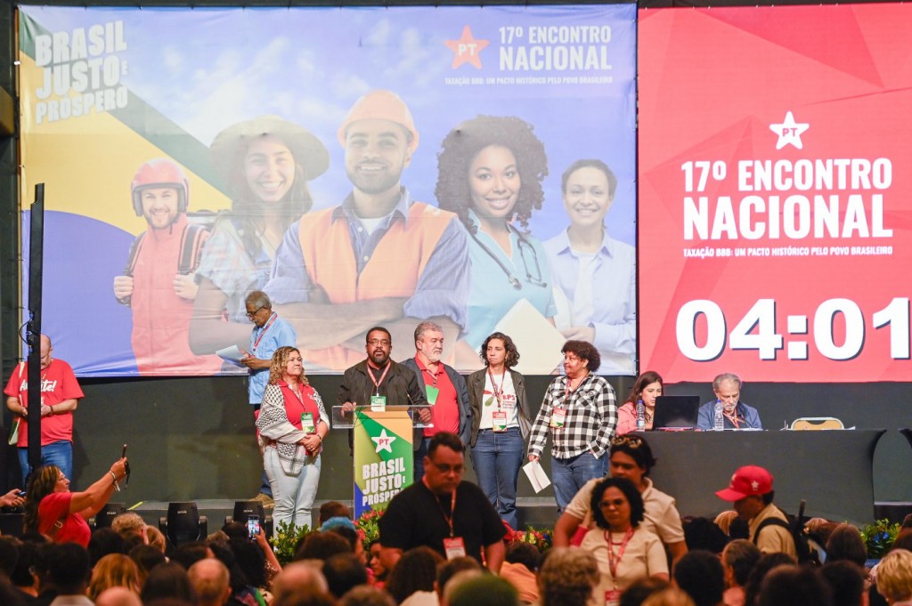 PT adota cores da bandeira, anuncia ofensiva contra Eduardo Bolsonaro e diz que Brasil ‘não é quintal dos EUA’