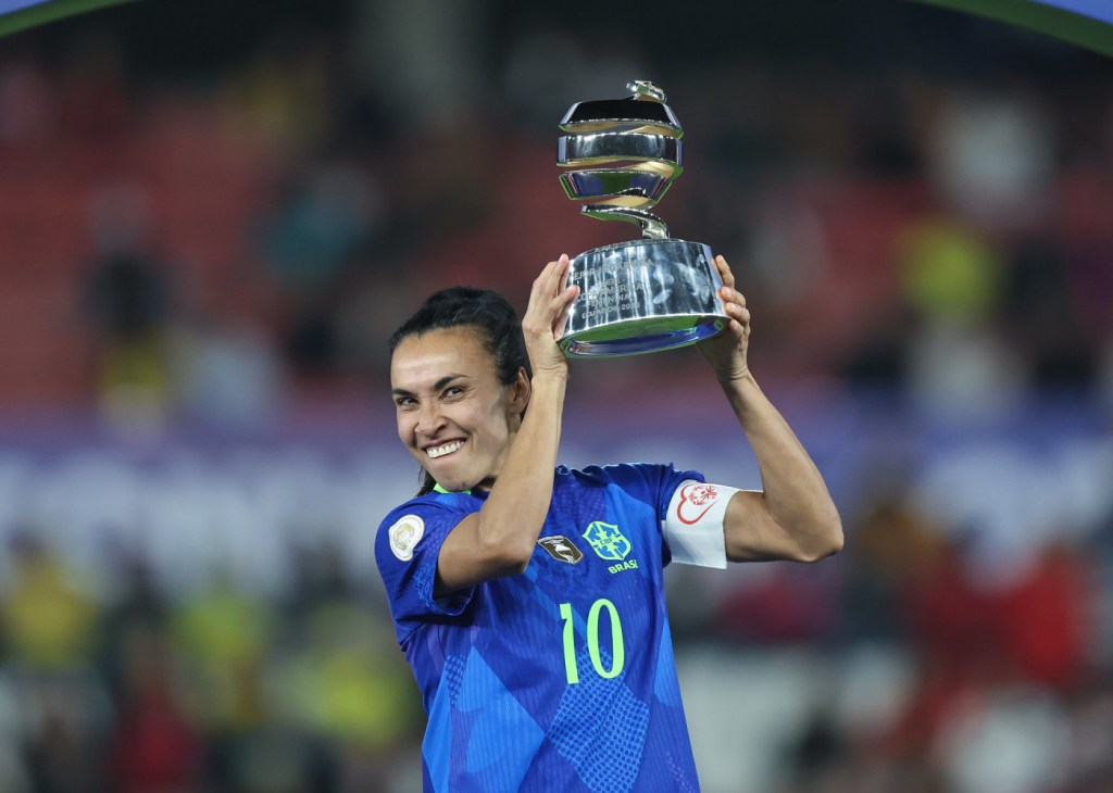 Personagem da final da Copa América feminina, Marta faz golaço, perde pênalti, reza e termina coroada