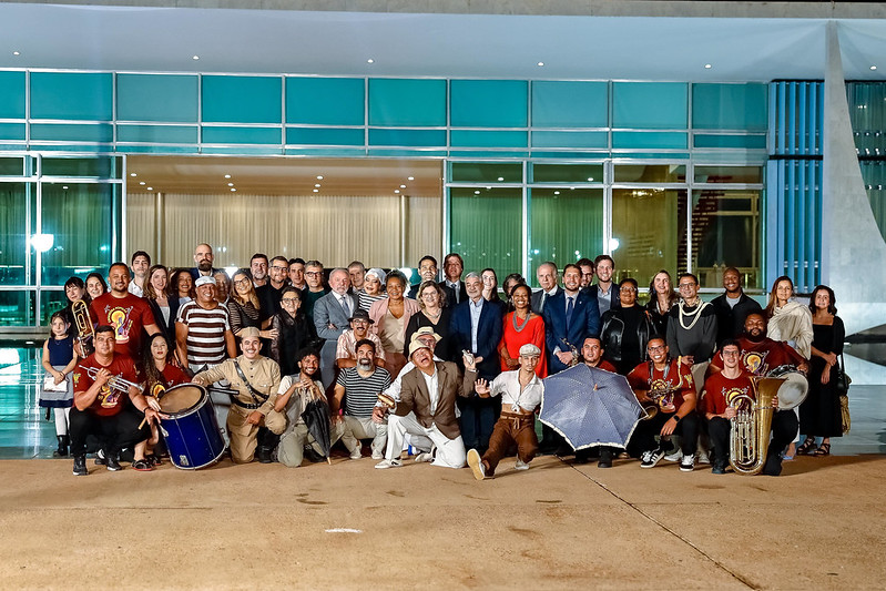 Lula recebe elenco de ‘O Agente Secreto’ e enfatiza papel da cultura no Brasil