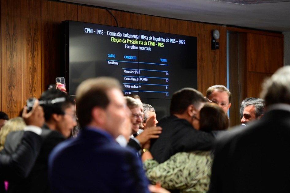 Painel da CPMI do INSS mostra a vitória de Carlos Viana sobre Omar Aziz na eleição para a presidência da comissão