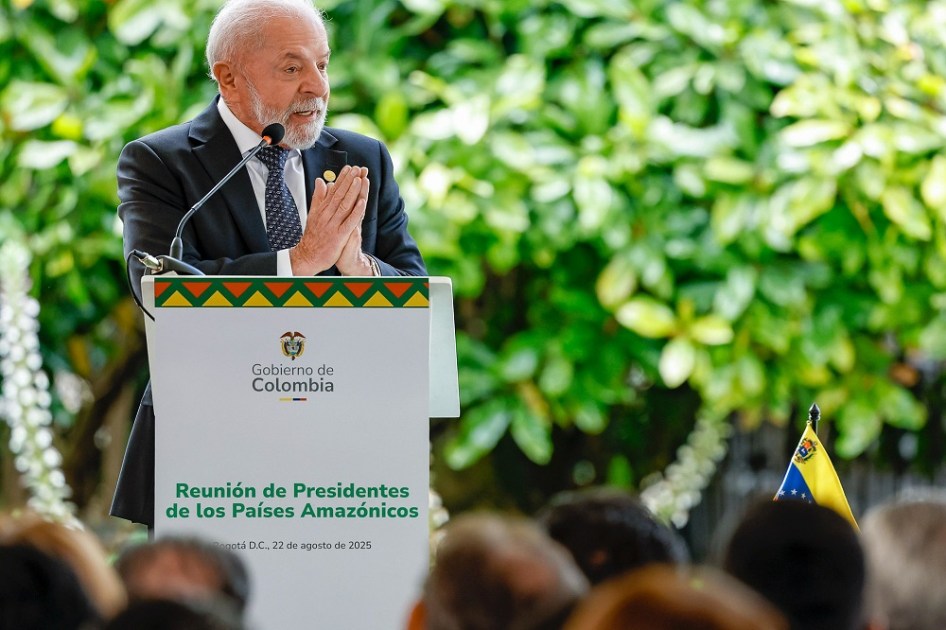 Lula discursa na Plaza de Armas, em Bogotá, durante a Cúpula dos Países Amazônicos