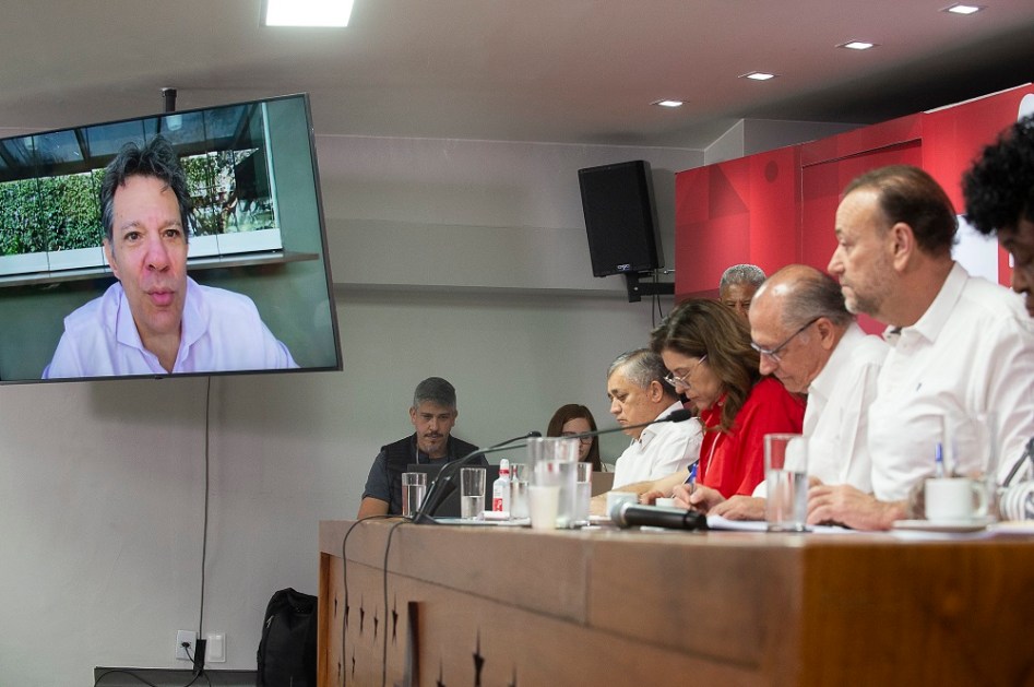 Sob olhar de Edinho Silva, presidente nacional do PT, Fernando Haddad participa remotamente de reunião do partido