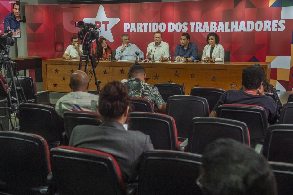 Em coletiva de imprensa, presidente nacional do PT detalha estratégias estaduais e defende frente ampla
